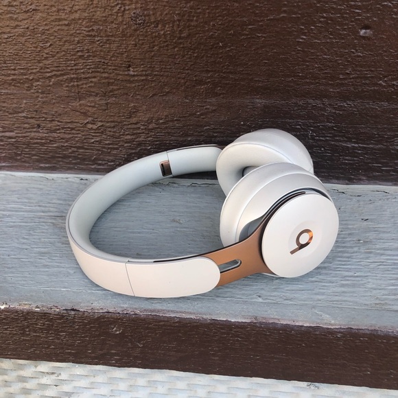 Dr Dre Beats Studio 3 noise cancellation